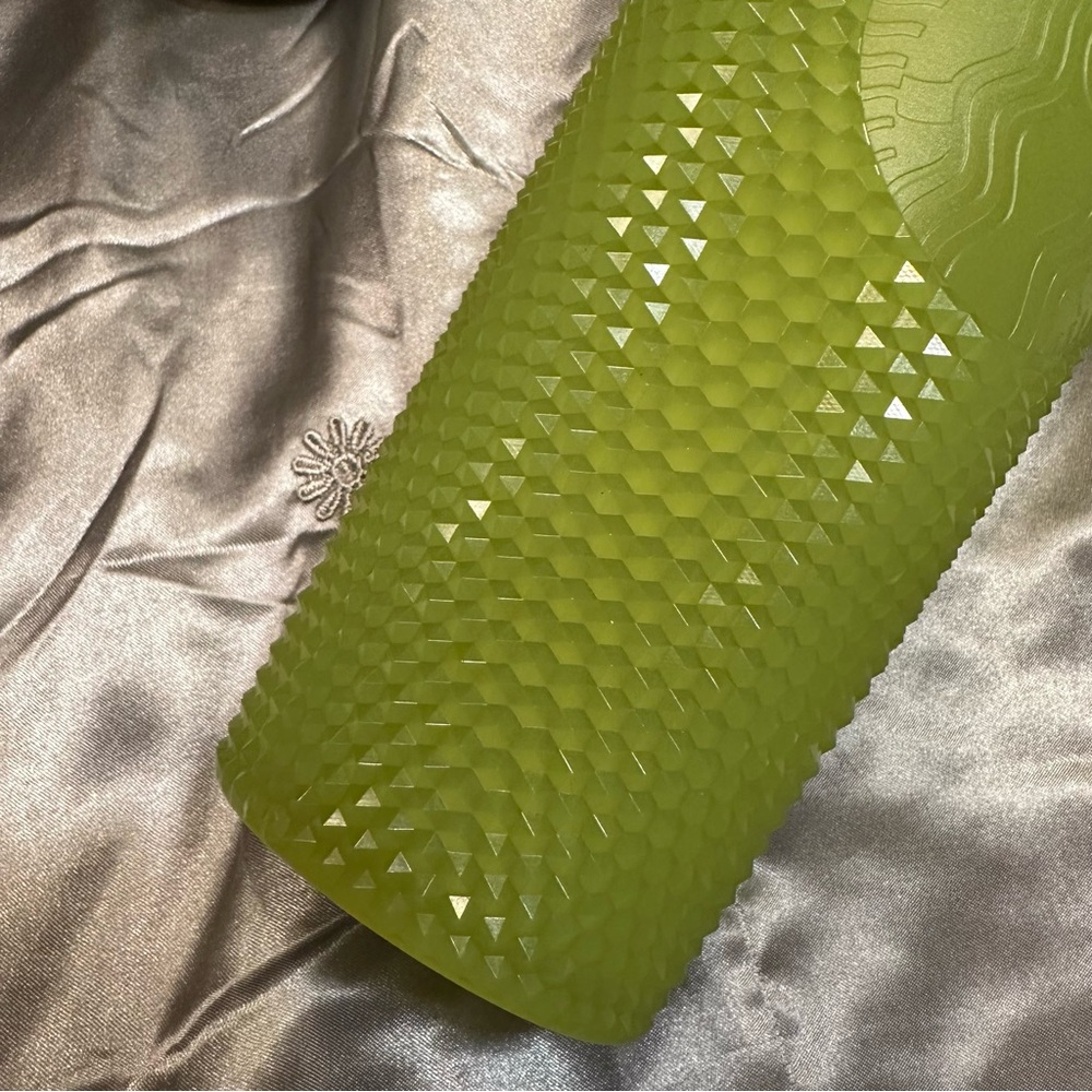🌹Starbucks • Vibrant 25oz Glow in the Dark Lime Green Tumbler • - Picture 4 of 11